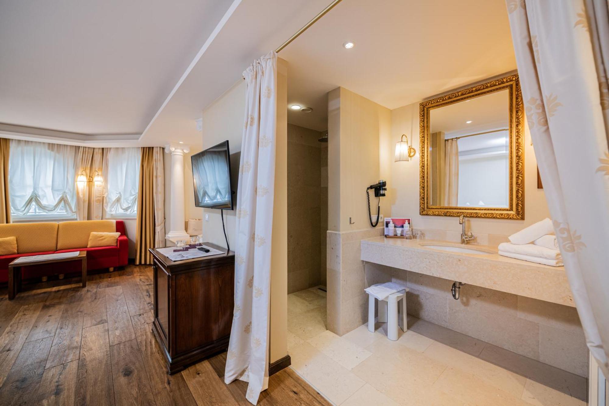 Suite mit Kingsize-Bett mit Whirlpool